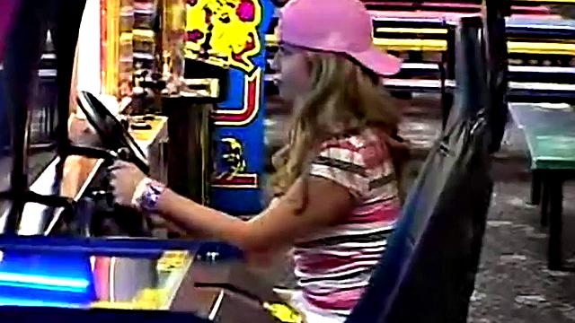 Литтл Эйприл не выдерживает и трогает себя в общественном туалете