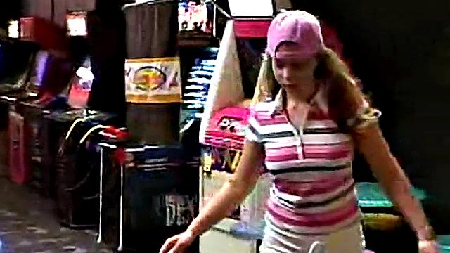 Литтл Эйприл не выдерживает и трогает себя в общественном туалете