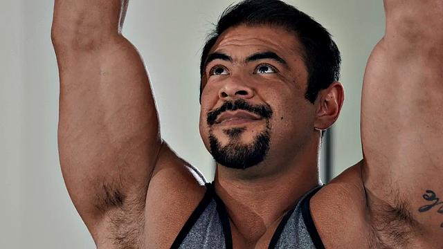 Bisexual dudes fuck MILF in 3some in wet pussy