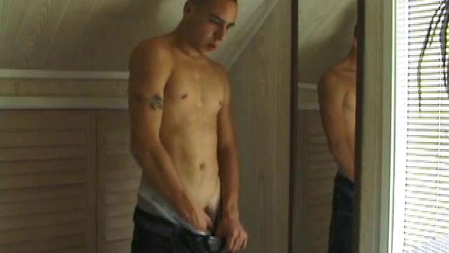 татуированный парень дрочит перед зеркалом и мощно кончает
