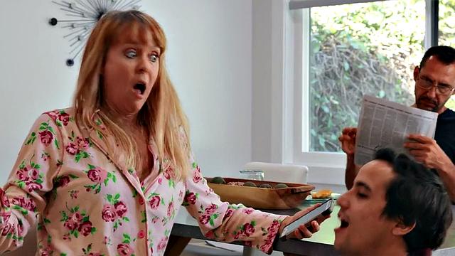 два низких мужика трахают сочную милф и кончают ей в рот