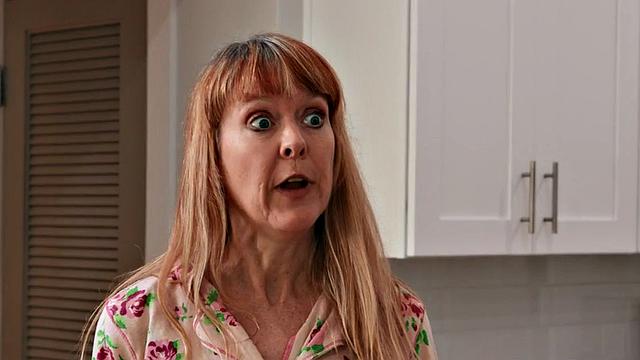 два низких мужика трахают сочную милф и кончают ей в рот