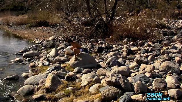 Зак Рэндалл наслаждается жаркой дрочкой на улице
