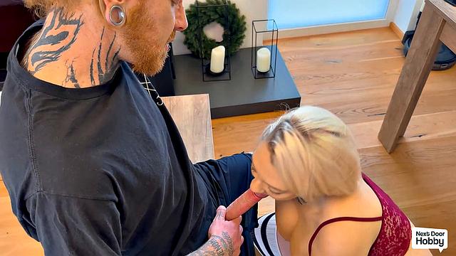 Валери Веном делает дикий минет под столом и ловит мощный конч на письку