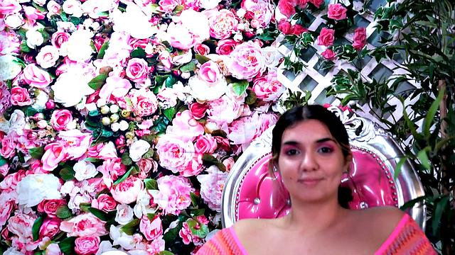 Латиноамериканка Rose D Kush раскачивает pov и игрушку - грудь впереди