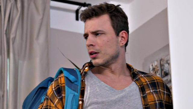 татухастая малолетка отдается в жёсткий анал соседу по общаге