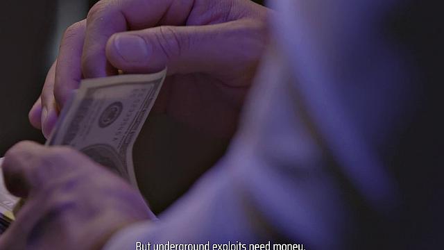 мускулистый латинец жестко ебет и вылизывает жопу без резины