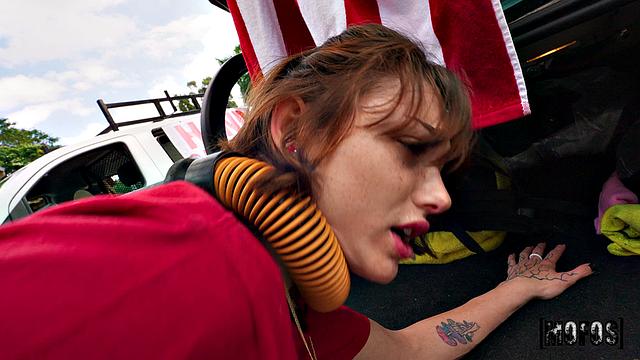 минет и жёсткий трах прямо на автомойке