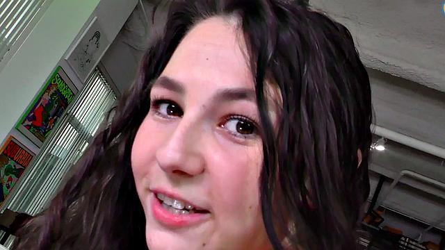 Девушка в стрингах соблазняет парня, учит как дрочить и доводит до оргазма