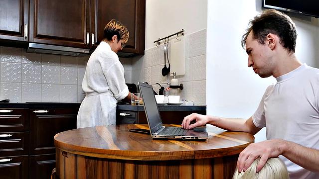 Зрелая убирается, а сводные трахаются за спиной