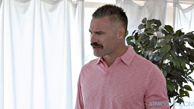 Каролина Кортес соблазняет клиента в массажной, и тот с удовольствием жестко трахает её на столе после страстного массажа грудью.