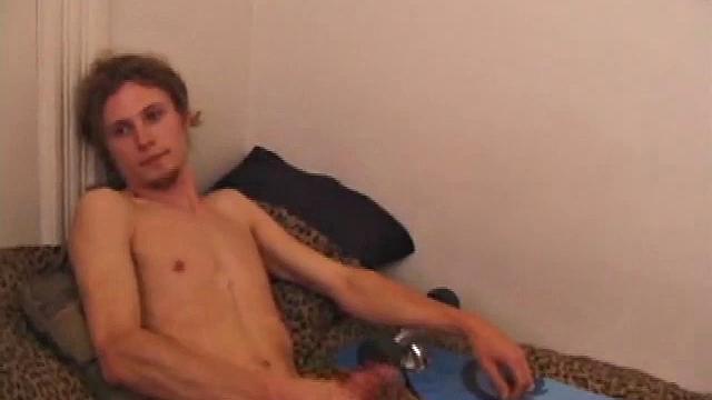 козмо дрочит и кончает на камеру