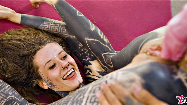 Потатуированные парочка валят на диване и прикалываются с анала