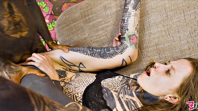 Потатуированные парочка валят на диване и прикалываются с анала