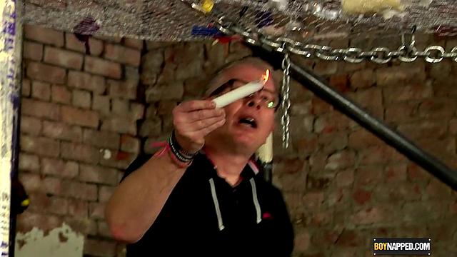 Майло Миллис растягивает и дрочит Себастьян Кейн