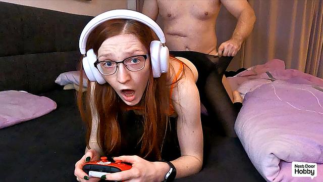 Рыжая геймерша трахается в догги и получает сперму на лицо