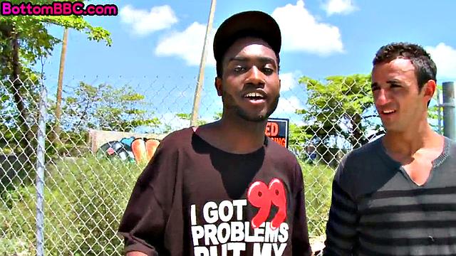 черный чувак насаживается на член незнакомца после глубокого минета