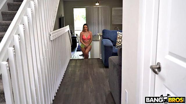 Brookie растягивает киску под огромным членом Brickzilla, учится глубоко брать в рот и ловить сперму на язык перед зеркалом в спальне.