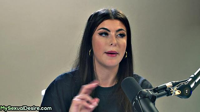 Сочная натуральная грудь, зрелая малышка нежно дрочит свою киску одна в постели.