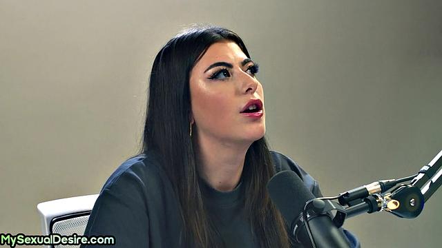 Naturaltitted busty babe solo