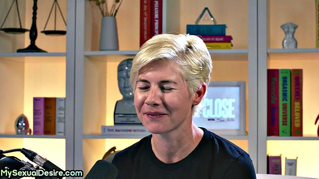 Naturaltitted busty babe solo