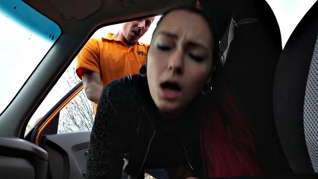 инструктор жестко шпилит сочную ныряльщицу с тату в тачке