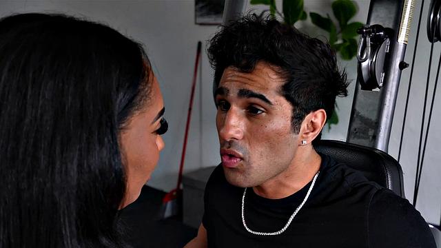 накачанная сводная сестра получает порцию спермы от брата после тренировки