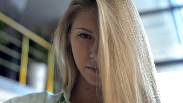 Эбби медленно ласкает свою гладкую кожу и трогает бритую киску