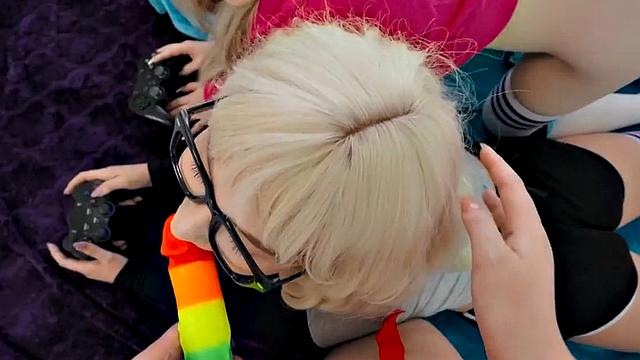 Рыжая с сочной жопой заводит похотливых девочек в горячем лесби-трое