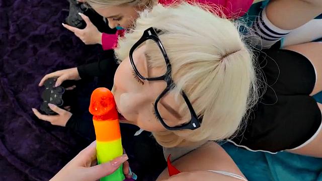 Рыжая с сочной жопой заводит похотливых девочек в горячем лесби-трое