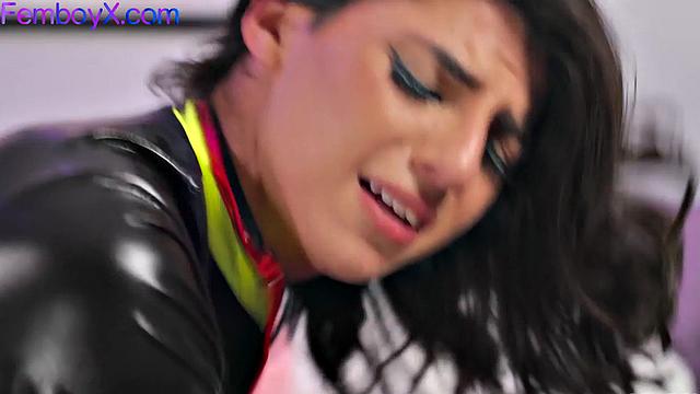 фембой в латексе принимает огромный черный член от пожарного