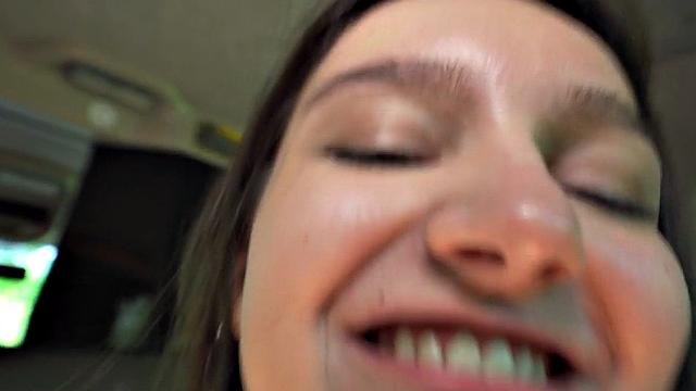 татуированная шлюха трахается на заднем сиденье за бесплатную поездку