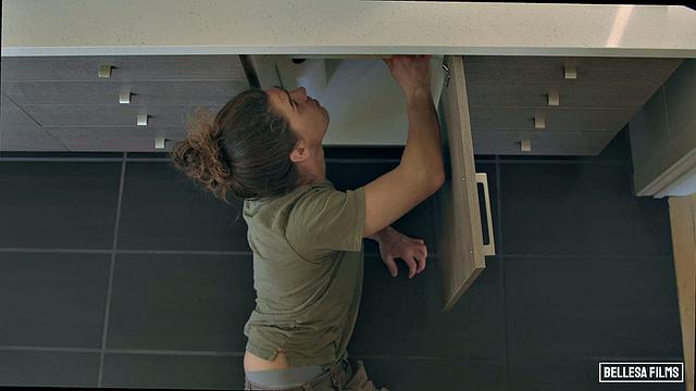 две страстные брюнетки разрывают парня на части в жестком тройничке