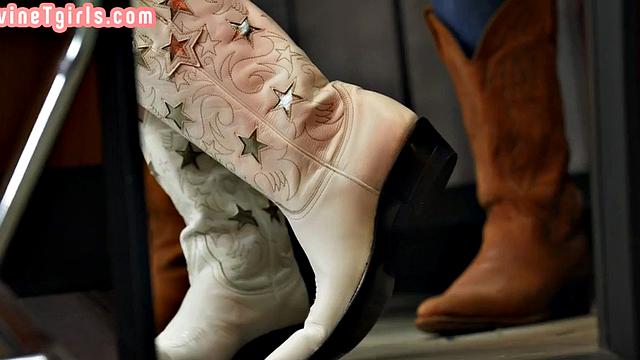 ts-королева скачет на любовнике без резинки, будто за зарплату