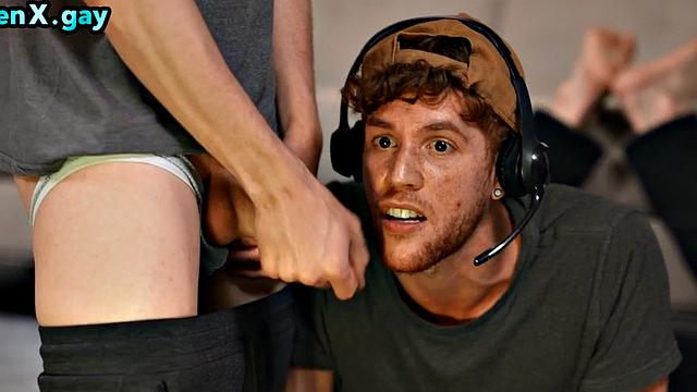 Gaming twinks bareback each other after footjob