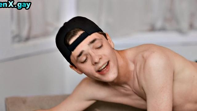 Gaming twinks bareback each other after footjob