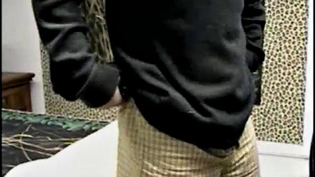 Полли встаёт на колени и глотает мужской член до упора