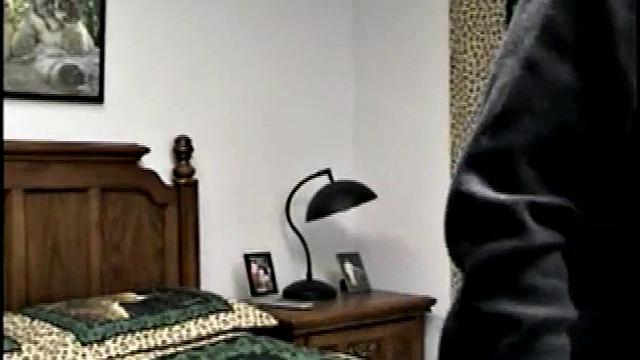 Полли встаёт на колени и глотает мужской член до упора