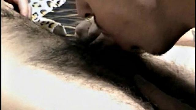 Полли встаёт на колени и глотает мужской член до упора