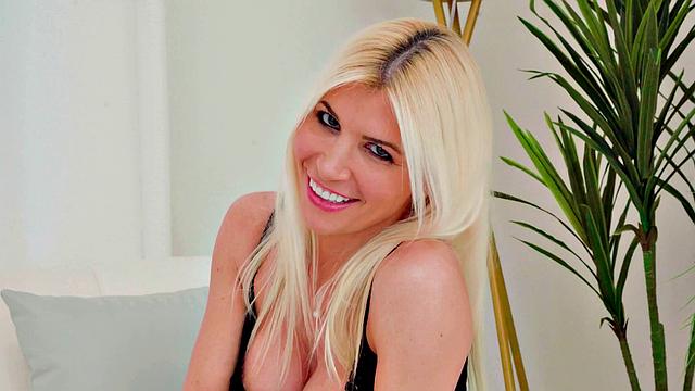 сиськастая блондинка устраивает чемпионат по горловому минету