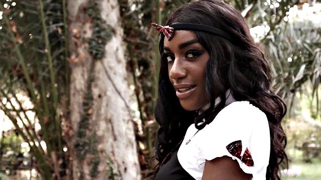 нюбианская красотка в стрингах: сначала лизинг, потом уверенное наполнение bbc