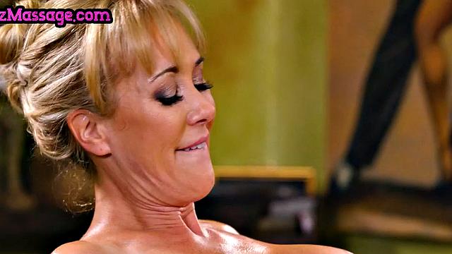 миниатюрная лесбиянка страстно ласкает и трет смазанную милфу