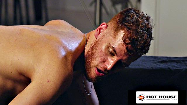 спортивный парень жёстко трахает горячего рыжего красавца