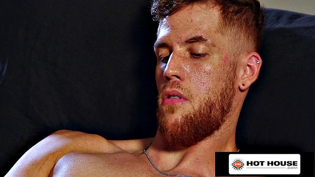 спортивный парень жёстко трахает горячего рыжего красавца