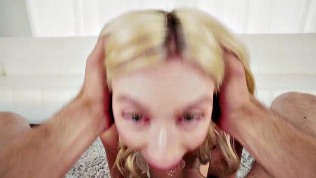 блондинка заглатывает по самое горло в pov