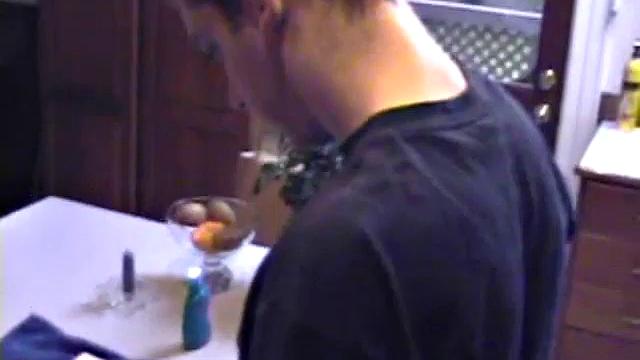 Ric дрочит член на камеру и кончает