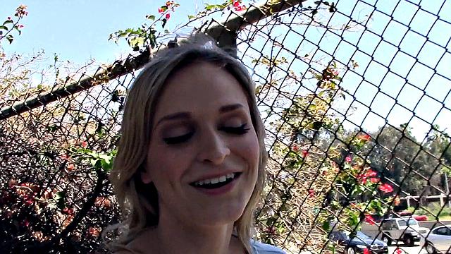 отчаявшаяся блондинка трахается за деньги прямо на улице