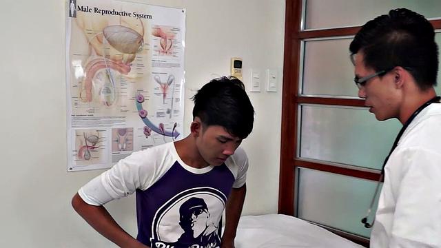 гей нимфоман трахается пальцами с другом в жопу