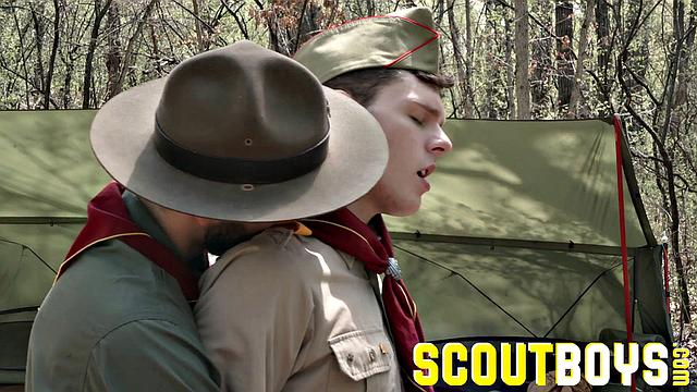 Скаут Итан становится игрушкой волосатого мужика на природе