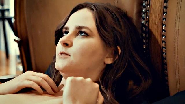 Дикая подруга в очках жадно ласкает волосатую киску своей подруги пальцами и языком